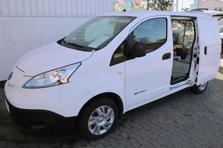 Hvid Nissan e-NV 200 fra 2020 set udefra
