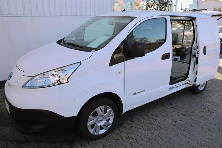 Hvid Nissan e-NV 200 fra 2020 set udefra
