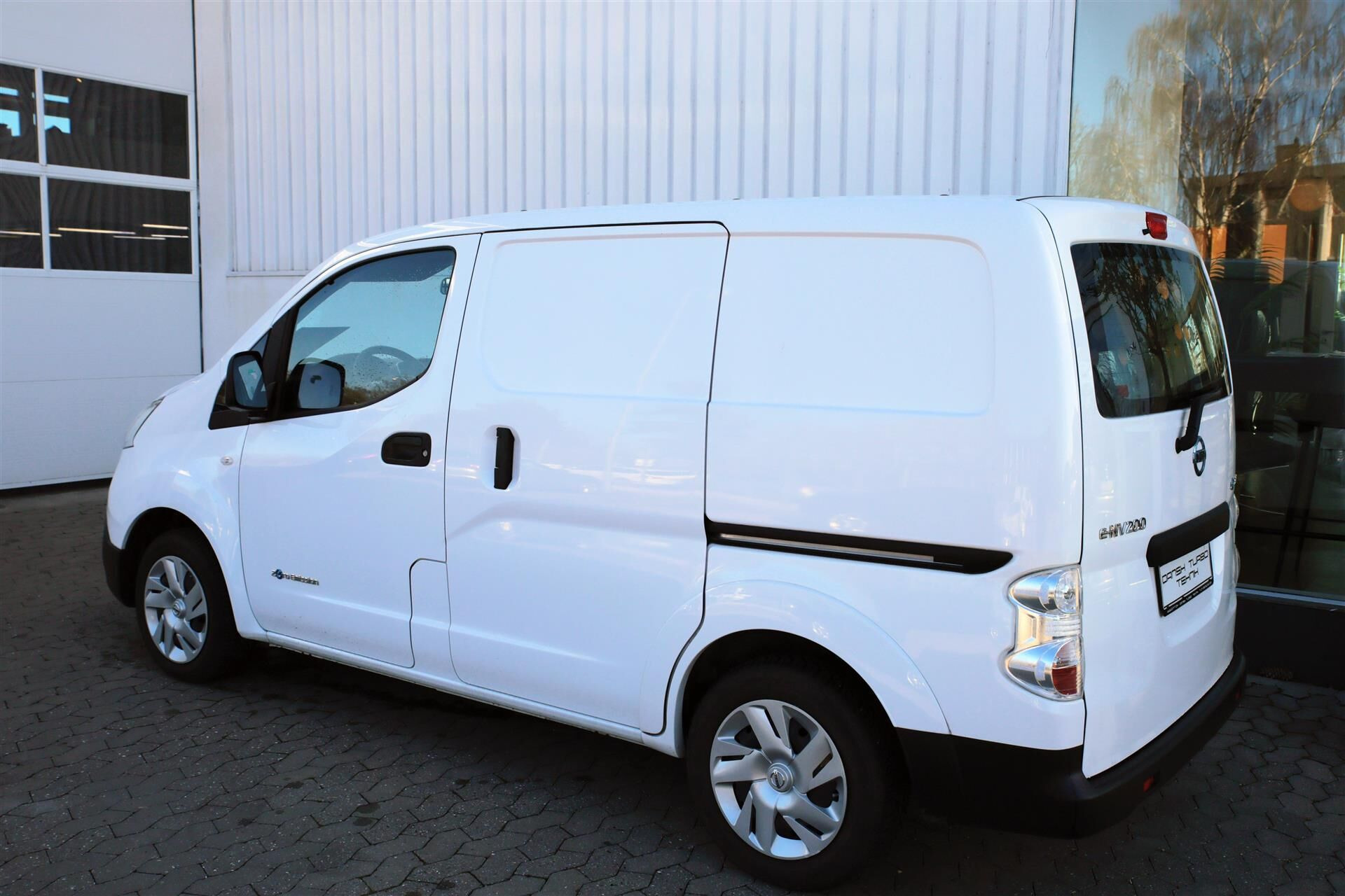 Hvid Nissan e-NV 200 fra 2020 set udefra