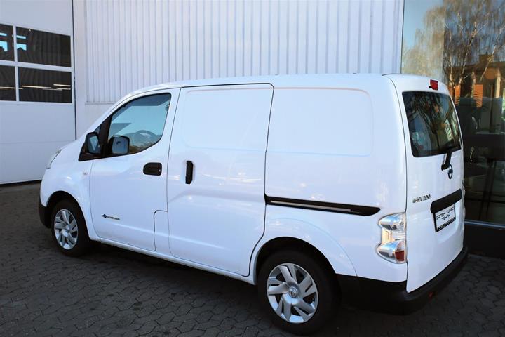 Hvid Nissan e-NV 200 fra 2020 set udefra