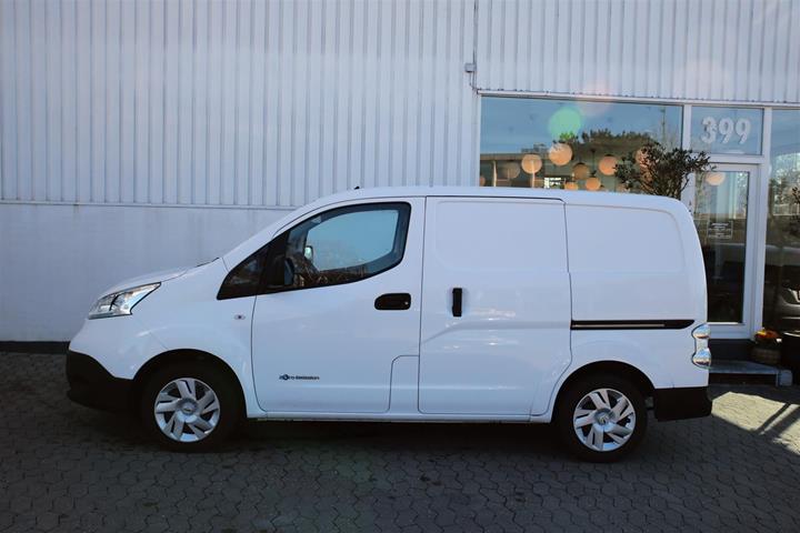 Hvid Nissan e-NV 200 fra 2020 set udefra
