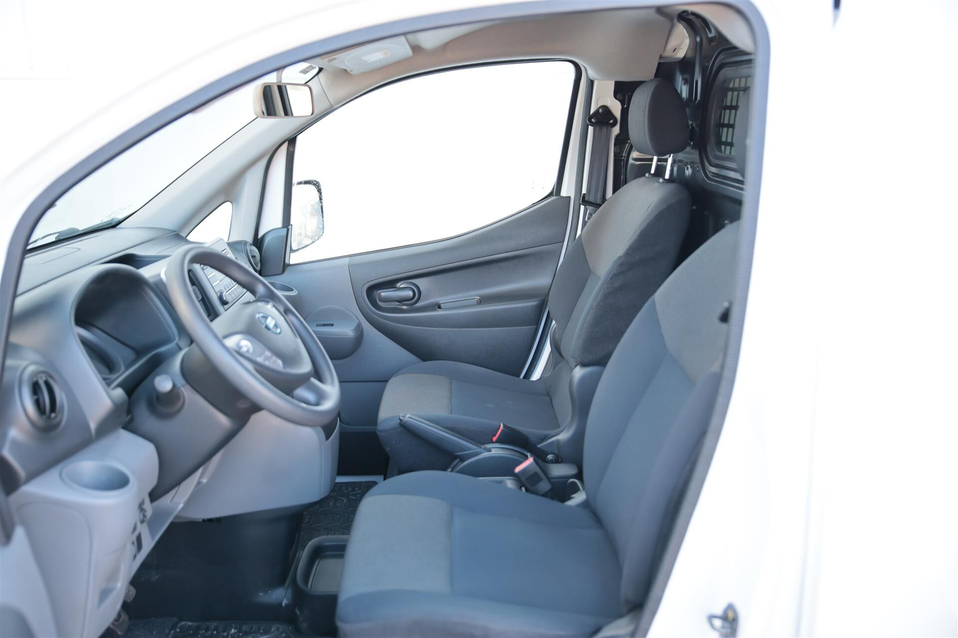 Hvid Nissan e-NV 200 fra 2020 set indefra