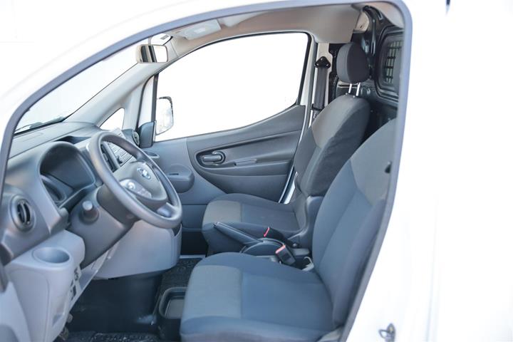 Hvid Nissan e-NV 200 fra 2020 set indefra