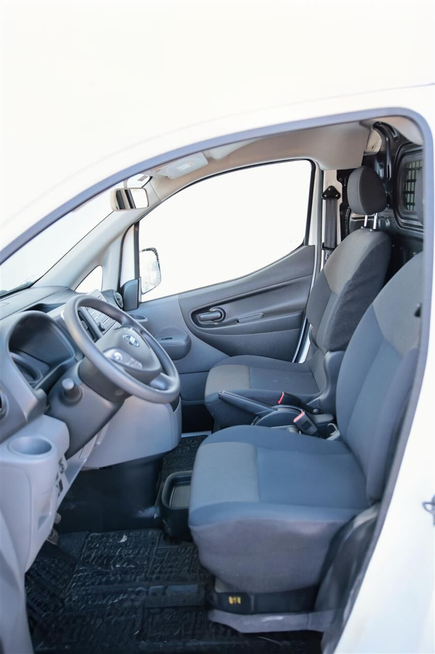 Hvid Nissan e-NV 200 fra 2020 set indefra