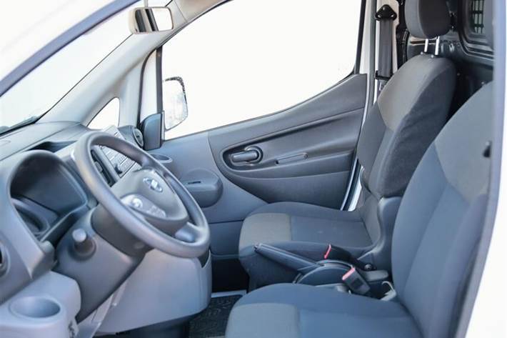 Hvid Nissan e-NV 200 fra 2020 set indefra