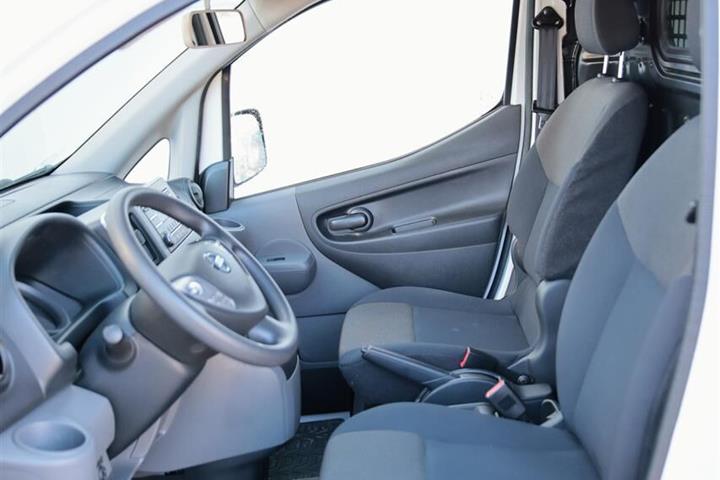 Hvid Nissan e-NV 200 fra 2020 set indefra