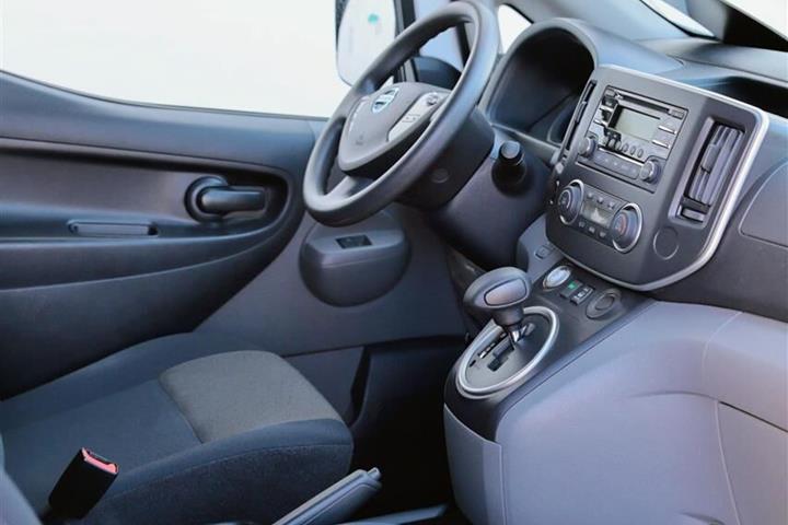 Hvid Nissan e-NV 200 fra 2020 set indefra