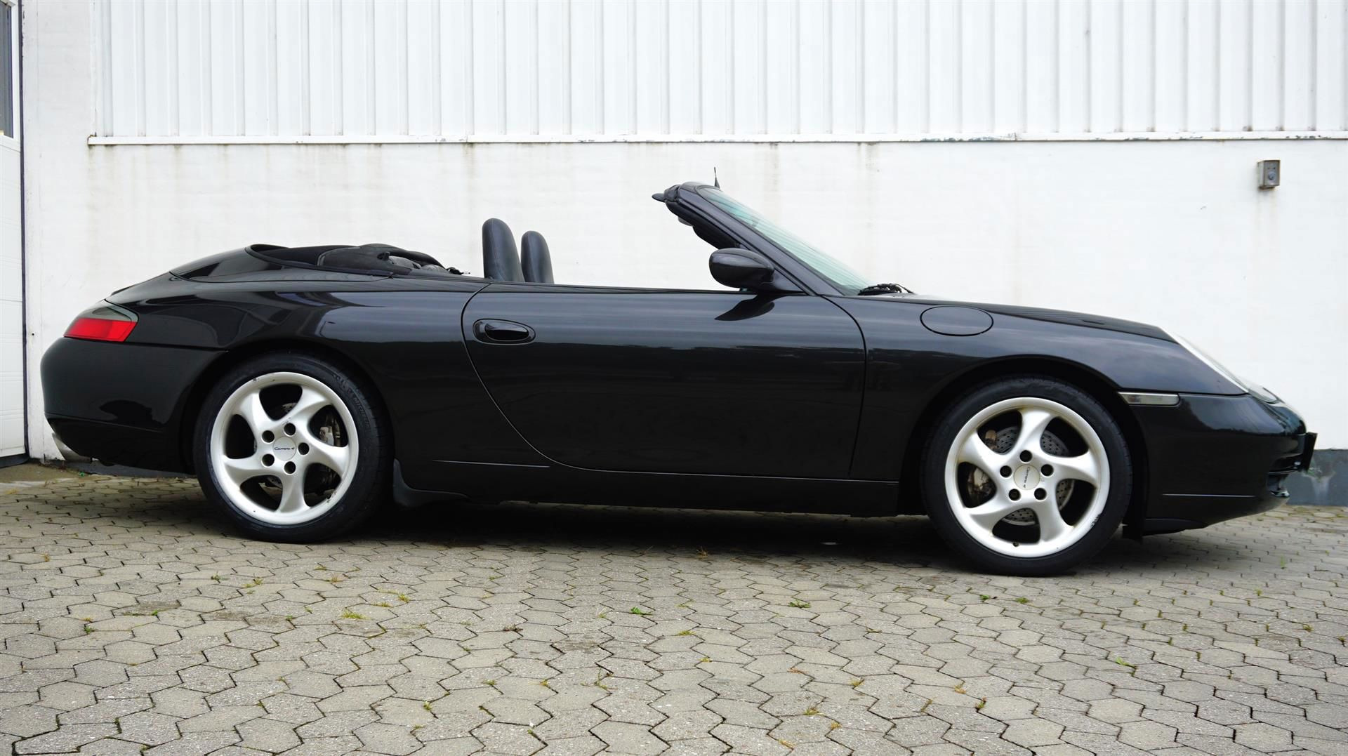Sort Porsche 911 fra 2000