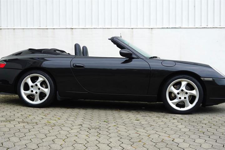 Sort Porsche 911 fra 2000