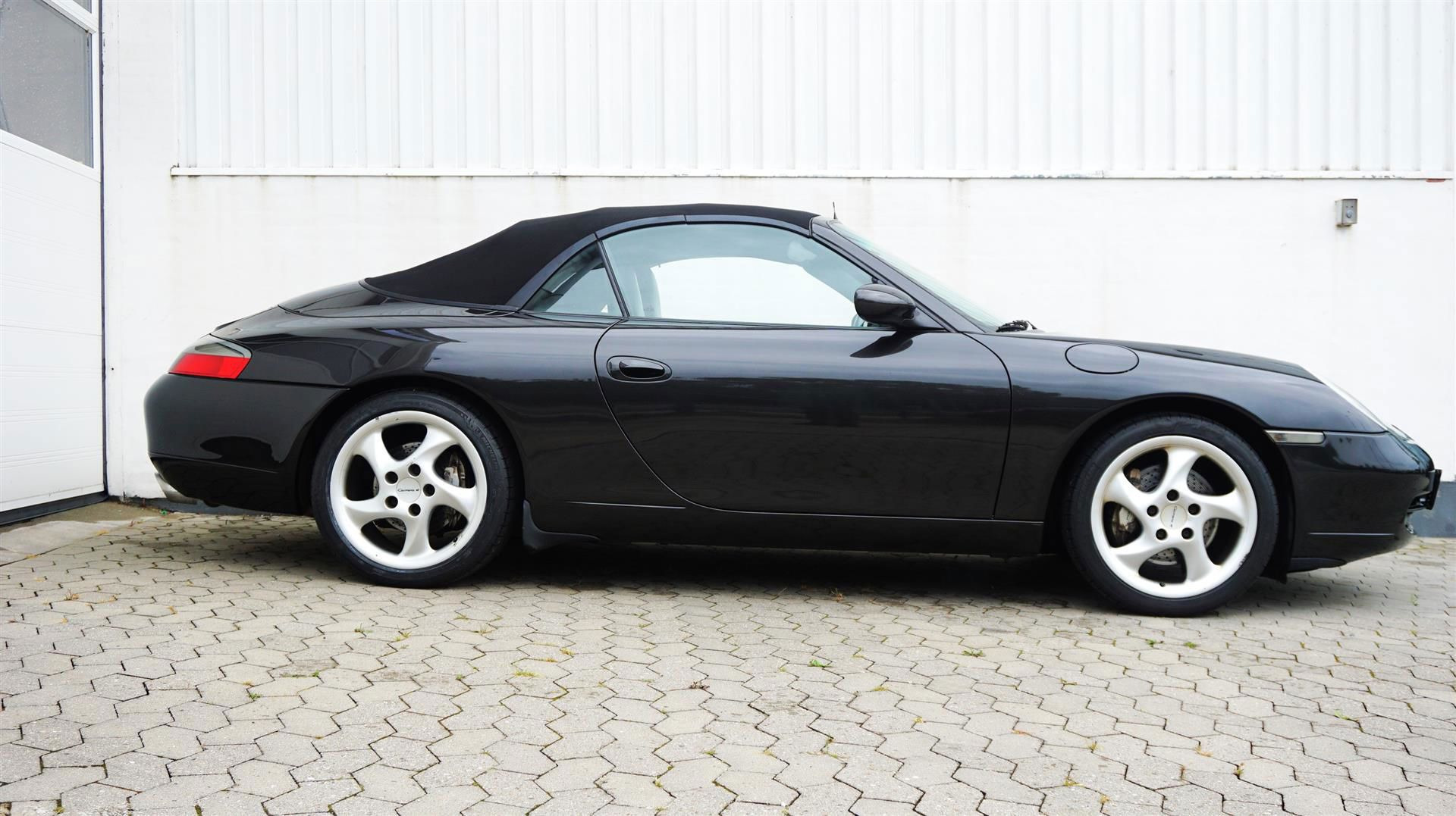 Sort Porsche 911 fra 2000