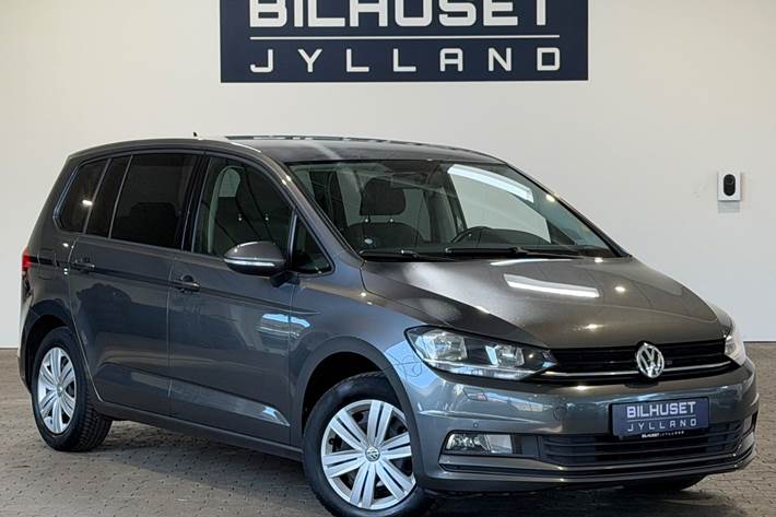 Grå VW Touran fra 2017