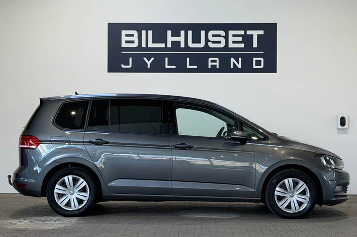 Grå VW Touran fra 2017