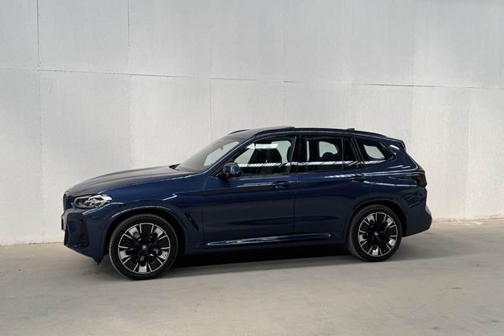 Blå BMW iX3 fra 2022