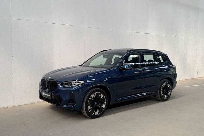 Blå BMW iX3 fra 2022