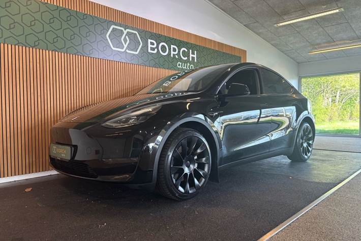 Sort Tesla Model Y fra 2023
