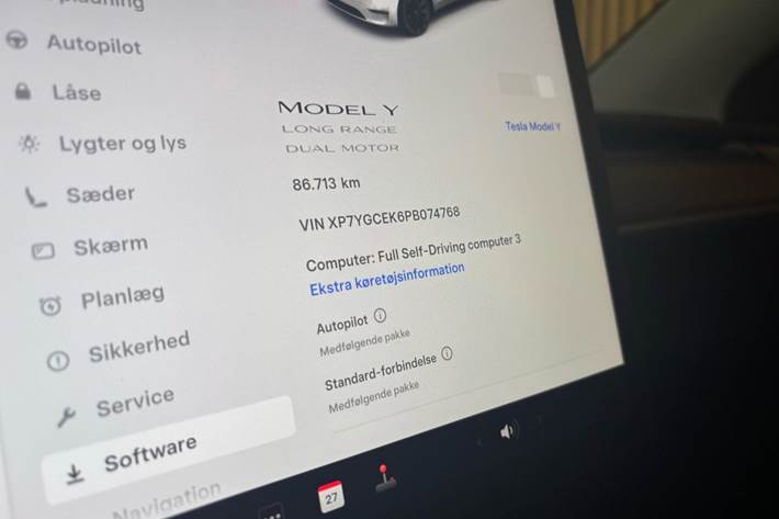 Sort Tesla Model Y fra 2023
