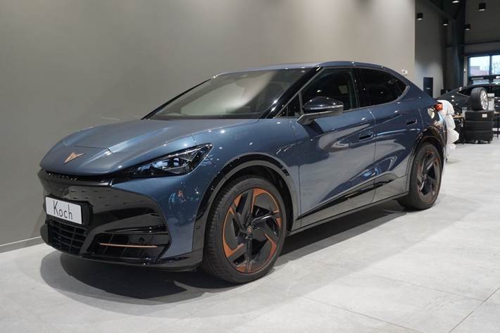 Blå Cupra Tavascan fra 2024 set udefra