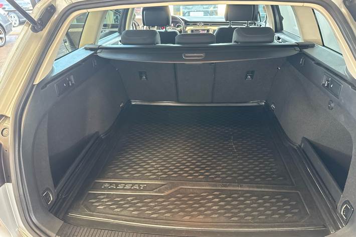 Sølv VW Passat fra 2018