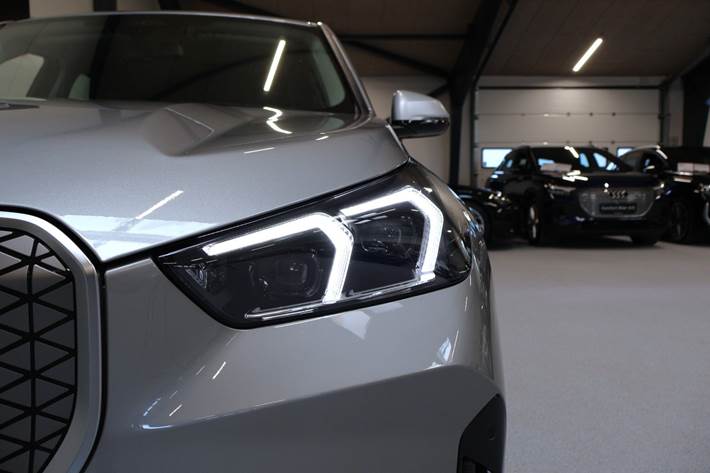 Sølv BMW iX1 fra 2024