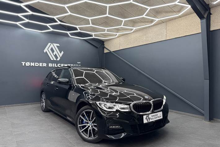 Sort BMW 330e fra 2021 set udefra