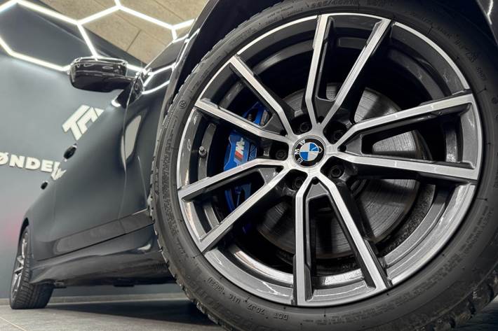 Sort BMW 330e fra 2021