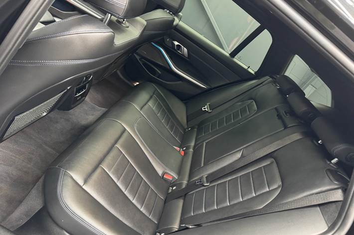 Sort BMW 330e fra 2021