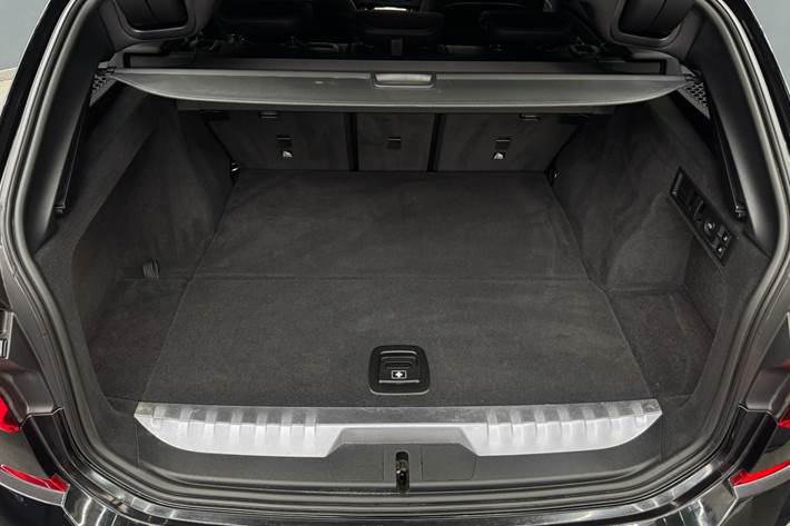 Sort BMW 330e fra 2021