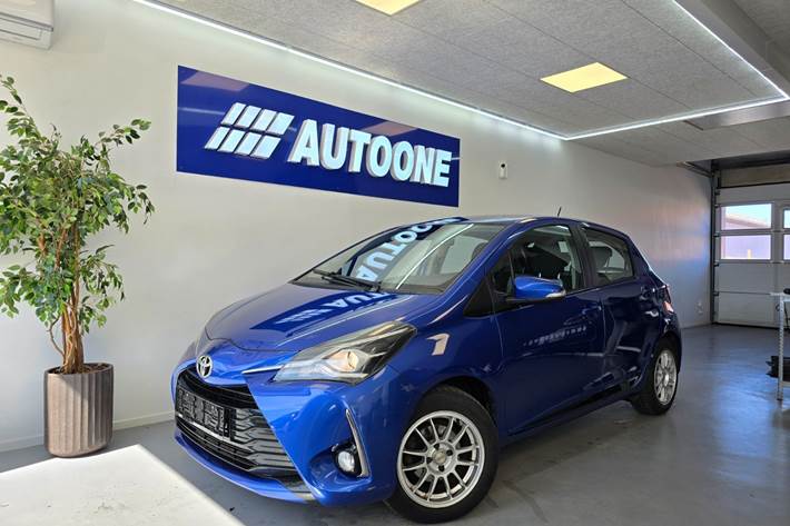Blå Toyota Yaris fra 2017