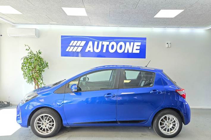 Blå Toyota Yaris fra 2017