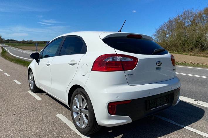 Hvid Kia Rio fra 2016