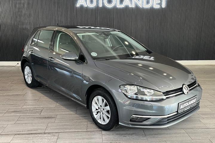 Grå VW Golf VII fra 2018 set udefra