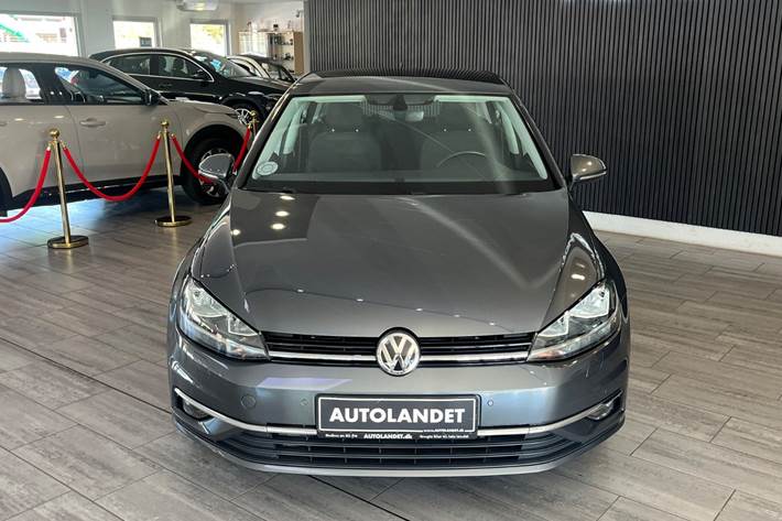 Grå VW Golf VII fra 2018