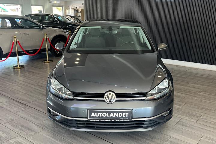 Grå VW Golf VII fra 2018