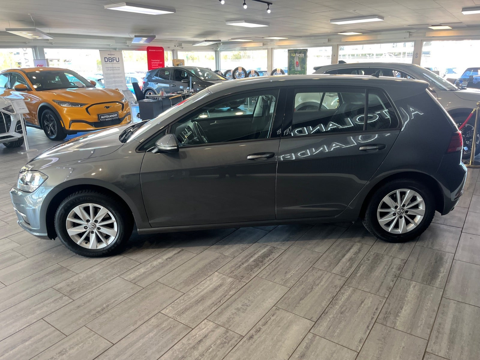 Grå VW Golf VII fra 2018