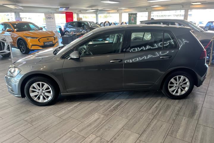 Grå VW Golf VII fra 2018