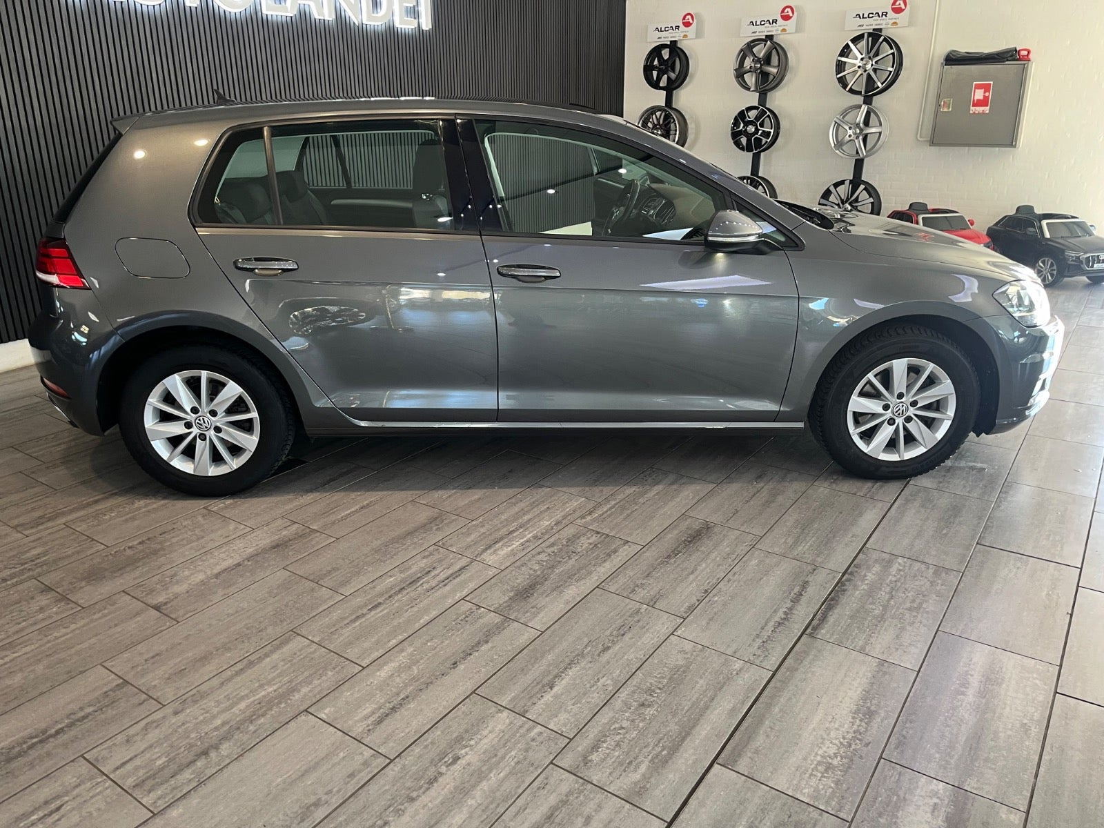 Grå VW Golf VII fra 2018