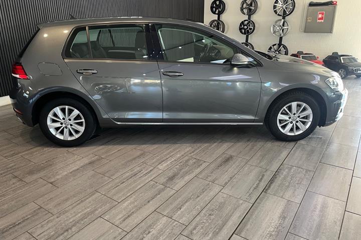 Grå VW Golf VII fra 2018