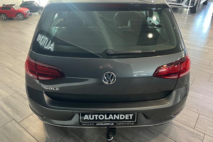 Grå VW Golf VII fra 2018