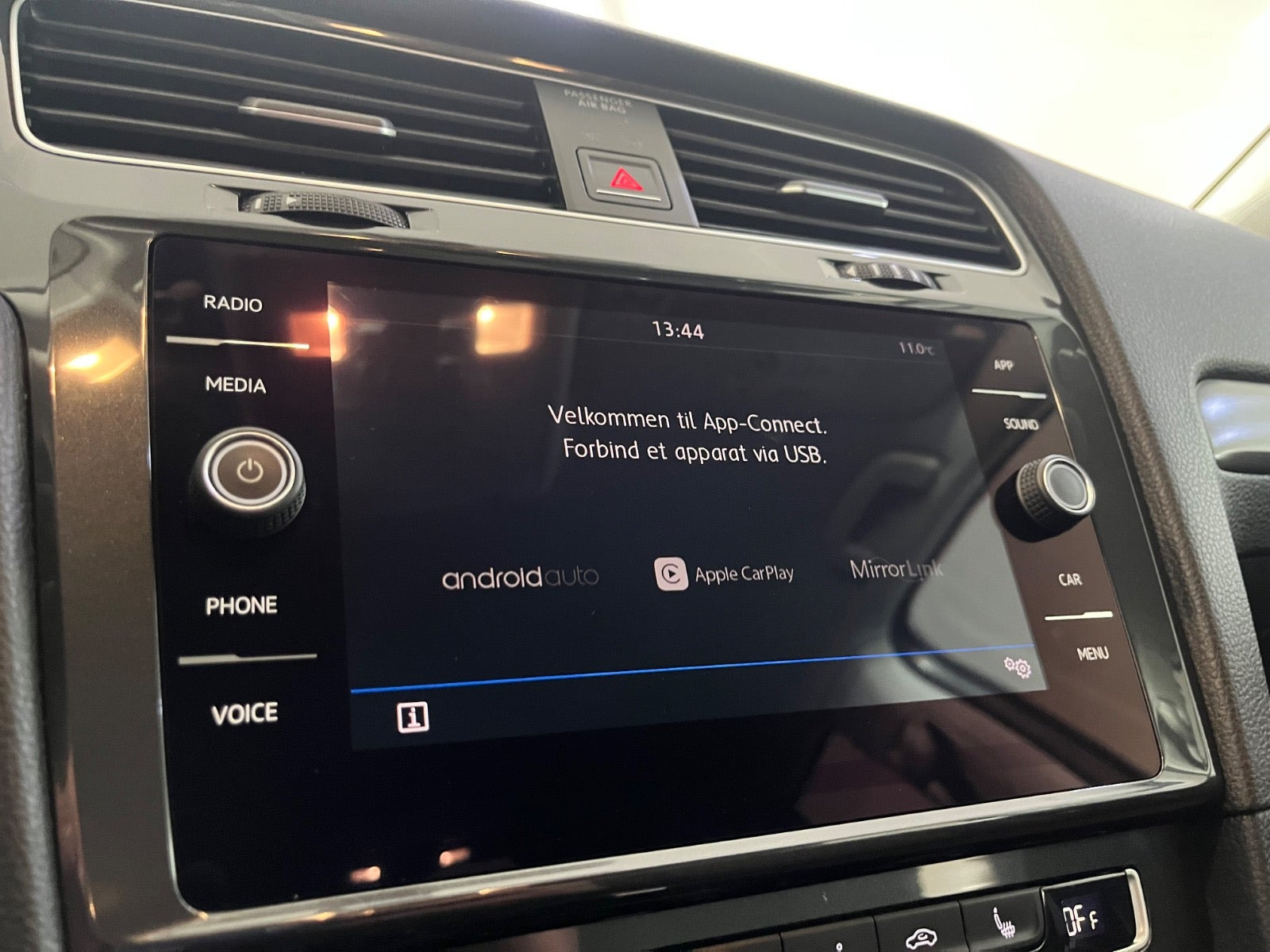 Grå VW Golf VII fra 2018