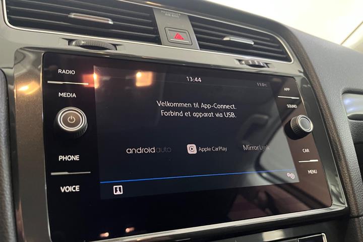 Grå VW Golf VII fra 2018
