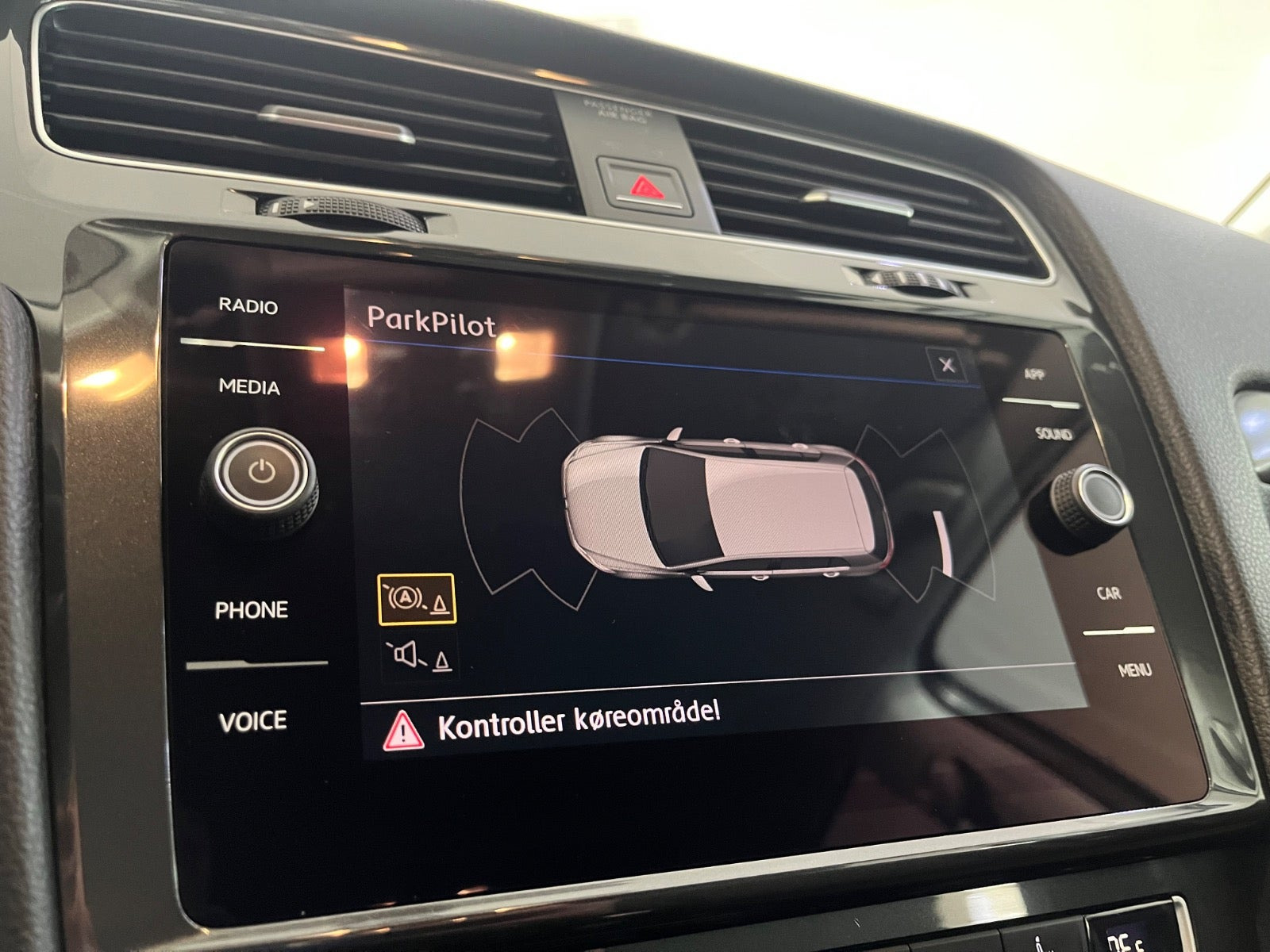 Grå VW Golf VII fra 2018