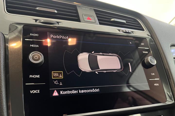 Grå VW Golf VII fra 2018