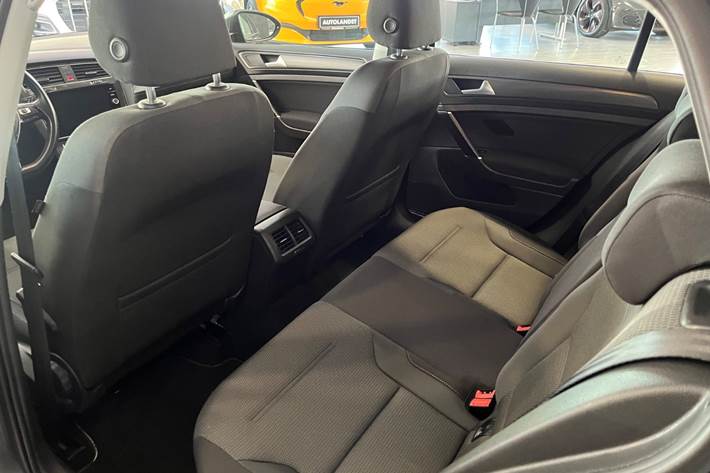 Grå VW Golf VII fra 2018