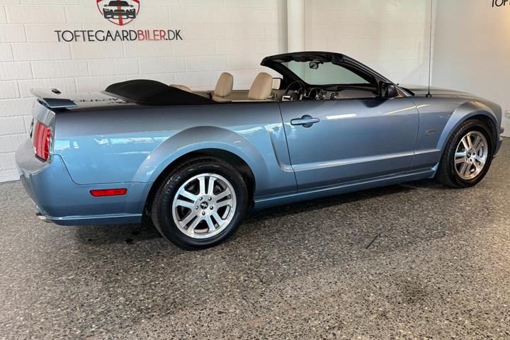 Blå Ford Mustang fra 2007