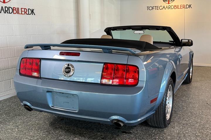 Blå Ford Mustang fra 2007
