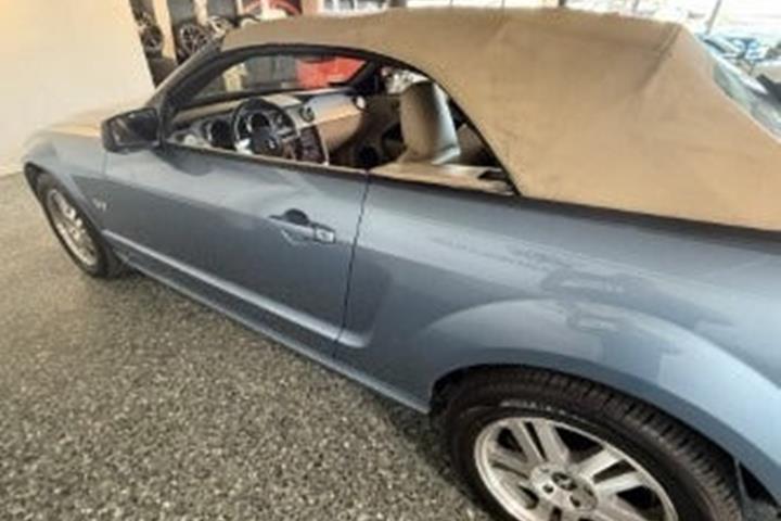 Blå Ford Mustang fra 2007