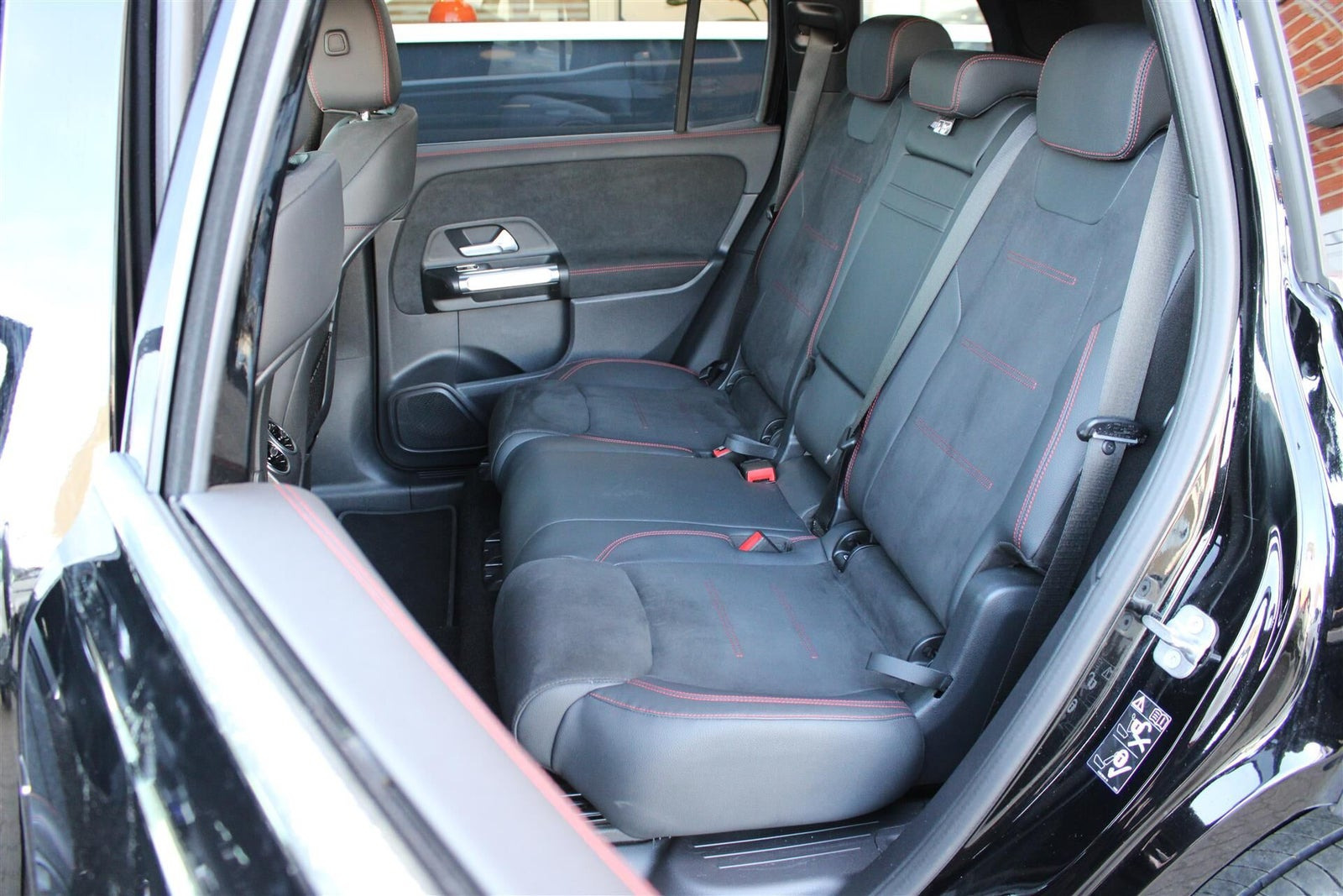 Sort Mercedes EQB250+ fra 2024