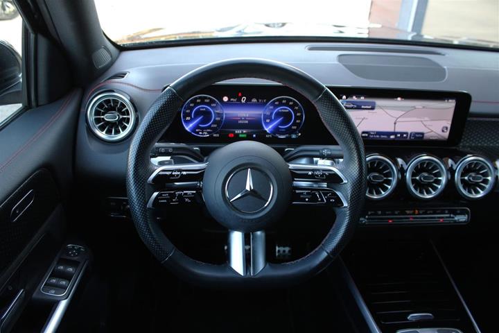 Sort Mercedes EQB250+ fra 2024