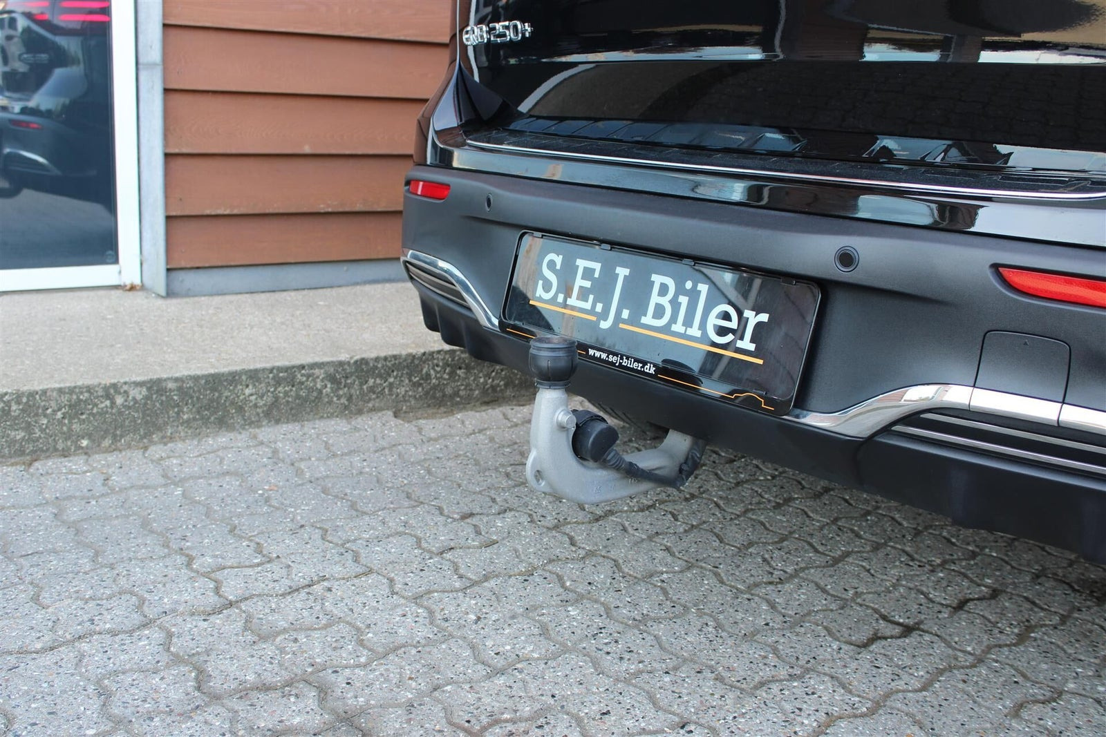 Sort Mercedes EQB250+ fra 2024