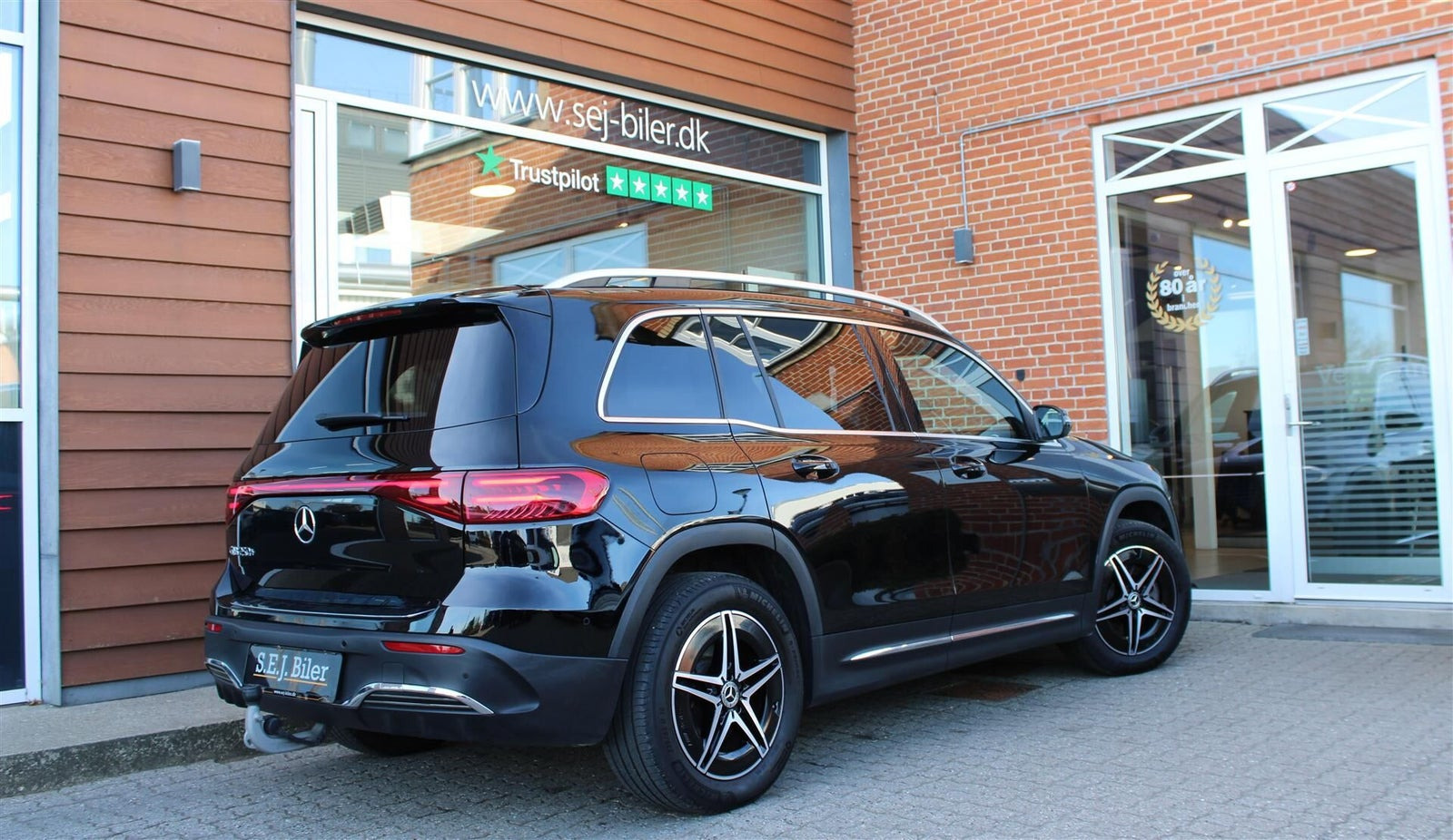 Sort Mercedes EQB250+ fra 2024